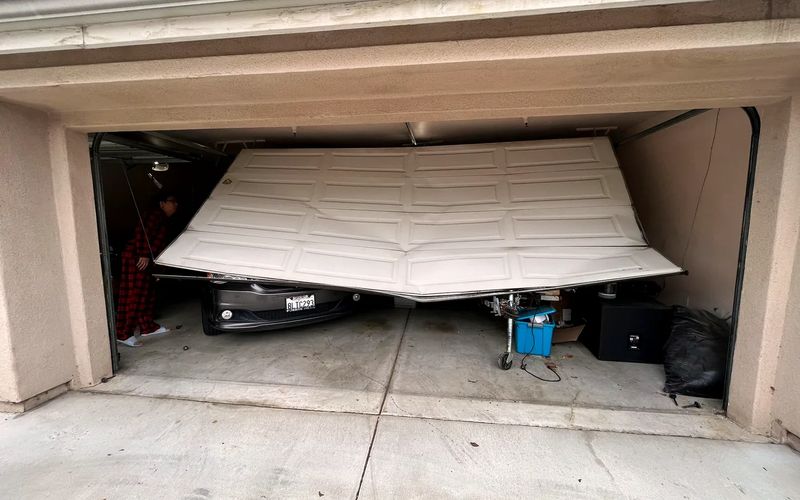 Off-track door realigned, Baldwin Park, 52 min on-site for emergency garage door repair Orlando gallery scene 2