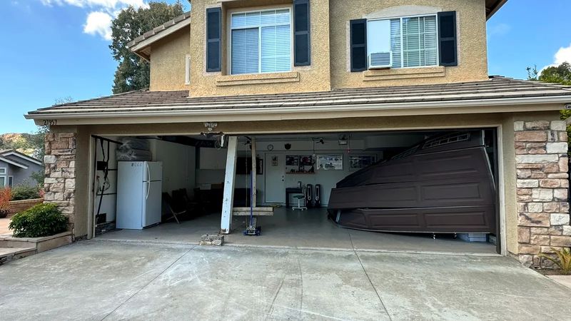 Garage Door Repair in Downtown Orlando, Fast Local Dispatch. repair scene near Orlando for SecureLift Orlando